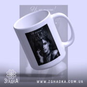 Чашка корона не тисне, об'ємний ракурс, глянцева поверхня, напис на чашці, бренд.