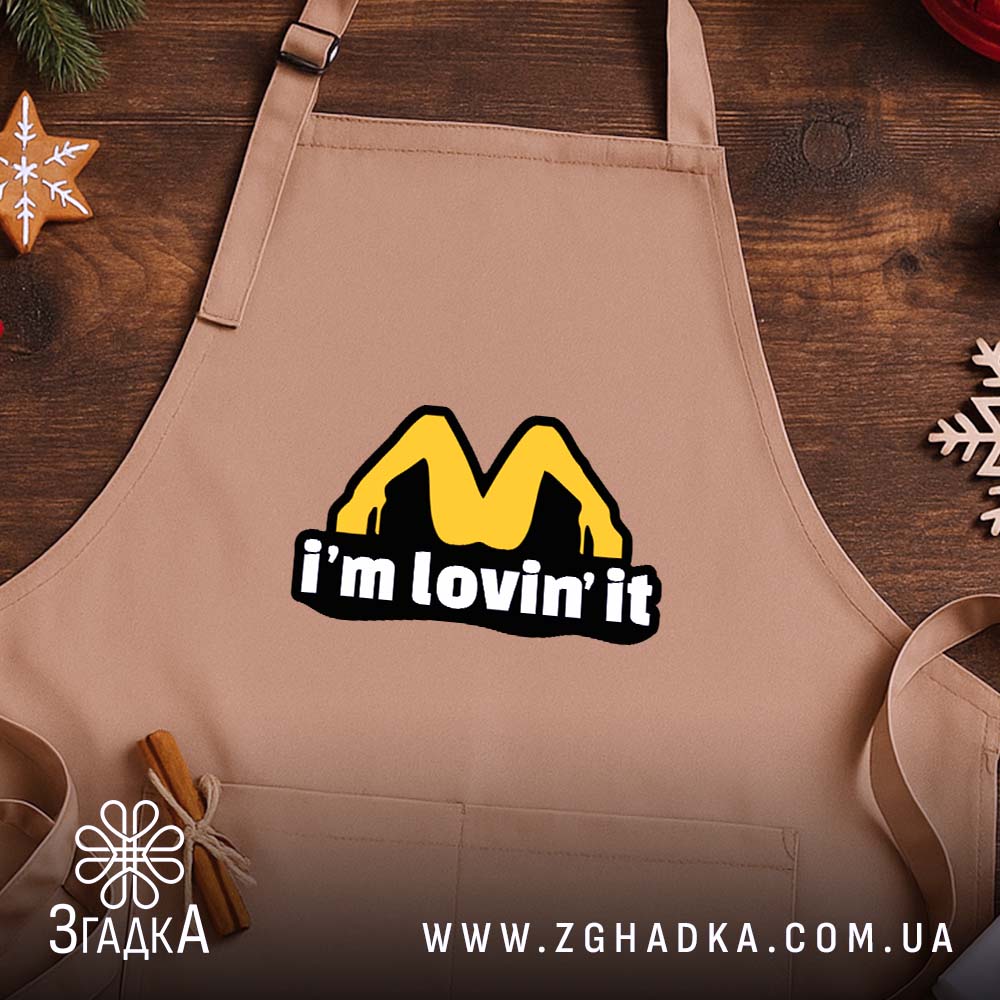 Фартух I’m lovin’ it, бежевий фон, дерев’яний стіл, бренд Згадка.