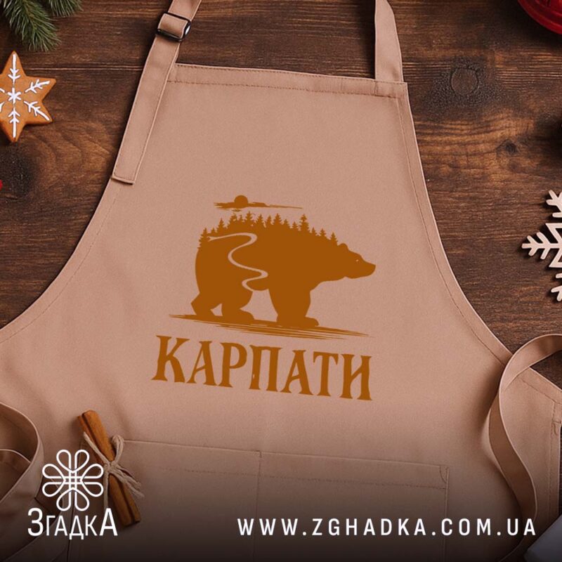 Фартух карпати з ведмедем, бежевий фон, деталі принта, бренд Згадка.