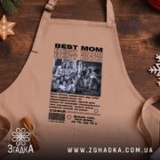 Фартух колаж фото для мами, бежевий, з принтом, на дерев'яному фоні, бренд.