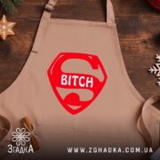 Фартух super bitch на дерев'яному фоні, бежевий, з червоним принтом, бренд Згадка.