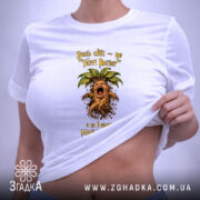 Футболка для крикливої Мандрагори, біла, на моделі, принт з Мандрагорою, бренд Згадка. ракурс 6