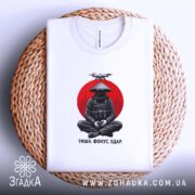 Футболка дрон і самурай, складена на кошику, бренд Згадка.