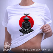 Футболка дрон і самурай, на моделі, з принтом, бренд Згадка.