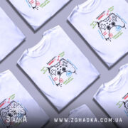 Футболка геймер новий рівень, кілька футболок з принтом на світлому фоні, бренд.