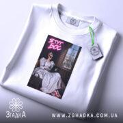 Футболка я тут бос з принтом, розкладена на поверхні, бренд Згадка.