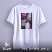 Футболка я тут бос на вішалці, вид спереду, бренд Згадка.