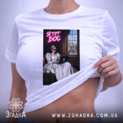 Футболка я тут бос на моделі, акцент на принт, бренд Згадка.