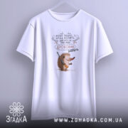 Футболка їжачок з дробовиком, біла, під кутом, принт з їжачком, бренд Згадка.