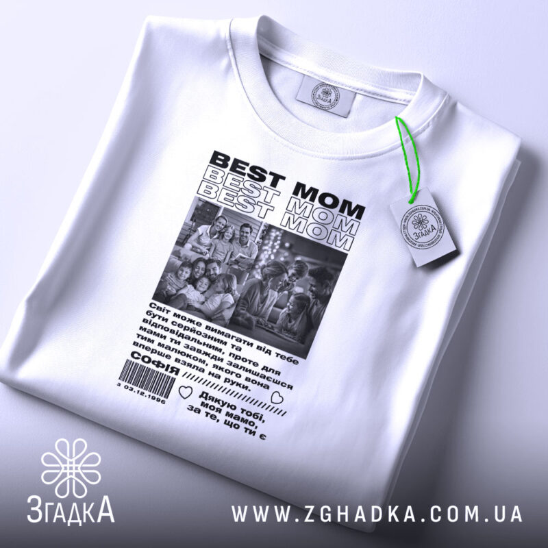Футболка колаж фото для мами, складена на фоні, бренд Згадка.