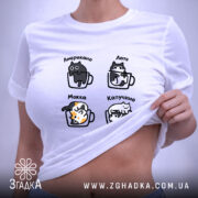 Футболка коти і кава, біла, на моделі, принт з котами, бренд Згадка. ракурс 6