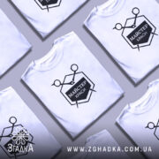 Футболка майстер краси на столі, кілька штук, білий колір, стильний вигляд, бренд.
