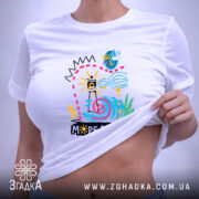 Футболка море в голові, на моделі, акцент на принті, стильний вигляд, бренд.