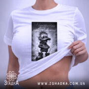 Футболка народжений бути вільним, на жінці, що піднімає край, бренд Згадка.