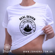 Футболка оригінальний дизайн Україна, біла, на моделі, принт з логотипом, бренд Згадка. ракурс 6