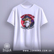 Футболка пенсія це стиль, біла, з принтом, на фоні, бренд Згадка.