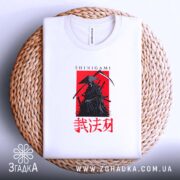 Футболка Шінігамі містичний дизайн, біла, на кошику, деталі принта, бренд Згадка.