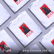 Футболка Шінігамі містичний дизайн, біла, на столі, кілька футболок, бренд Згадка.