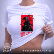 Футболка Шінігамі містичний дизайн, біла, на моделі, деталі принта, бренд Згадка.