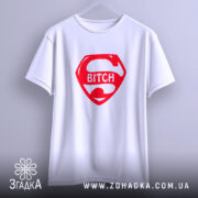 Футболка super bitch на вішалці, біла, з червоним принтом, бренд Згадка.
