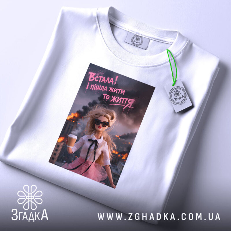 Футболка встала і пішла жити то життя, складена, біла, з етикеткою, бренд.