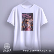 Футболка встала і пішла жити то життя, на вішалці, біла, з принтом,.