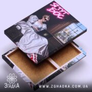 Холст я тут бос, вид з боку на натяжку, фактура полотна, бренд.