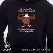 Худі для чоткого пацана, близький план, чорний колір, принт з текстом, бренд.