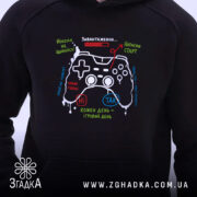 Худі геймер новий рівень, чорний колір, близький ракурс, яскравий принт, бренд Згадка.