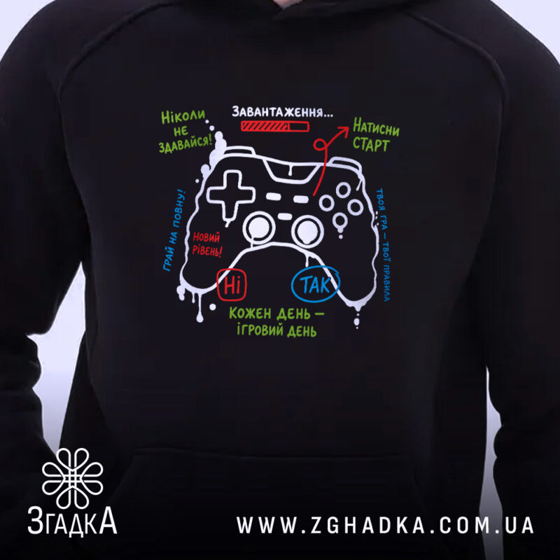 Худі геймер новий рівень, чорний колір, близький ракурс, яскравий принт, бренд Згадка.