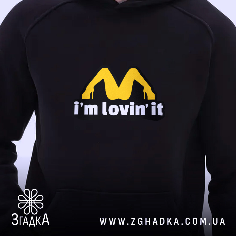 Худі I’m lovin’ it з жовтим принтом на чорному фоні, бренд Згадка.
