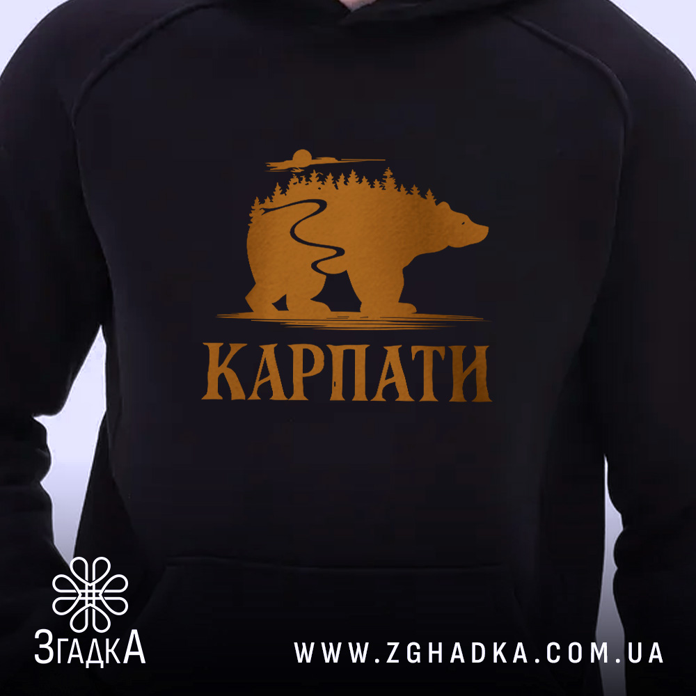 Худі карпати з ведмедем, чорний колір, близький ракурс, принт ведмедя, Згадка.