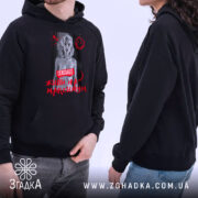 Худі живи на максимум, чоловік і жінка в чорних худі, принт, бренд.