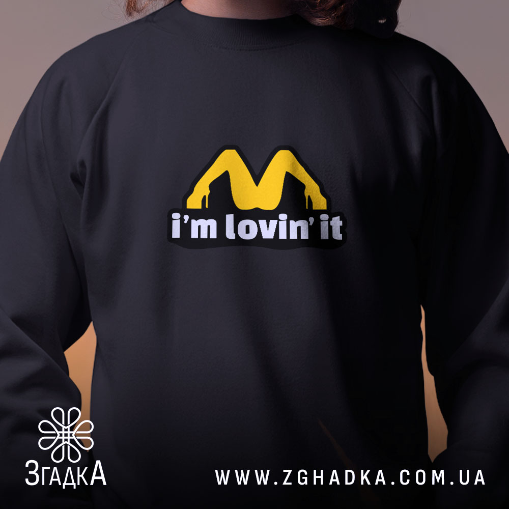 Світшот I’m lovin’ it на дитині, чорний колір, близький ракурс, бренд Згадка.