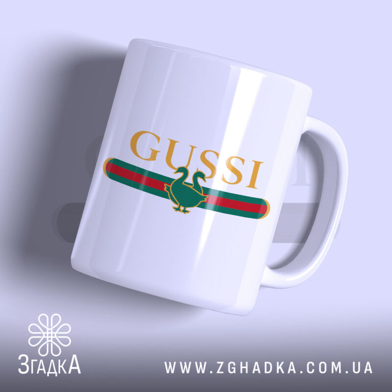 Чашка принт gussi з блискучим логотипом на білому фоні, Згадка.