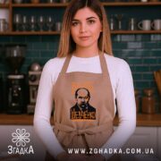 Фартух вайб Тарас Шевченко, бежевий, на моделі в кухні, бренд Згадка.