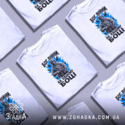 Футболка Бог війни на нашому боці, кілька штук, біла, на фоні, бренд.