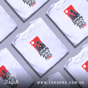 Футболка думками десь у лісі, біла, кілька штук, принт на грудях, бренд.