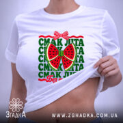 Футболка смак літа, на моделі, біла, принт кавуна, бренд Згадка.