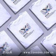 Футболка воля на столі, кілька складених, білий колір, принт з птахом, бренд.