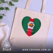 Шопер gussi мемний принт, бежевий, на столі, з рослинами, яскравий дизайн, бренд.