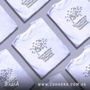 Футболка біполярочка на столі, кілька футболок, білий колір, принт з малюнками, бренд.