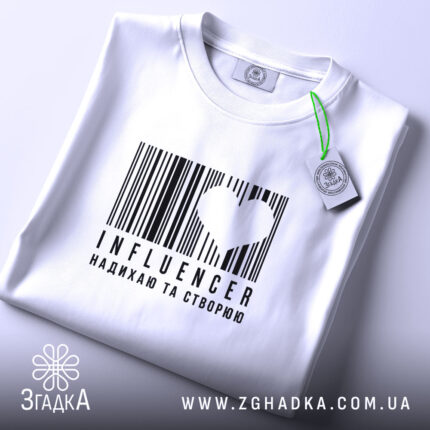 Футболка influencer на столі, біла, з етикеткою, бренд Згадка.