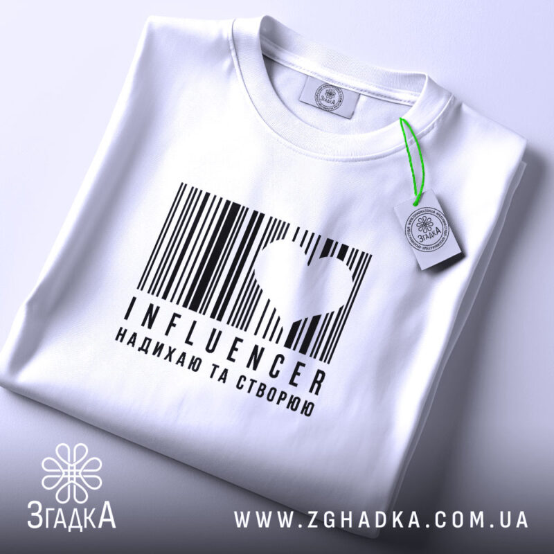 Футболка influencer на столі, біла, з етикеткою, бренд Згадка.