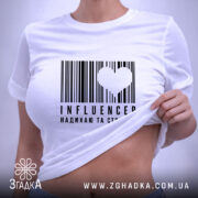 Футболка influencer на жінці, біла, з принтом, бренд Згадка.