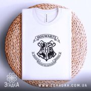 Футболка не лоскочи дракона, складена на кошику, принт Hogwarts, бренд Згадка.