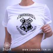 Футболка не лоскочи дракона, на моделі, видно принт Hogwarts, бренд Згадка.