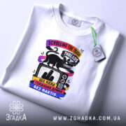 Футболка Threads Trash на столі, біла, складена, з принтом, Згадка.