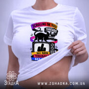 Футболка Threads Trash на моделі, біла, з принтом, піднята, Згадка.