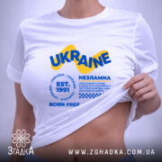 Футболка Україна незламна на моделі, біла, з принтом, бренд Згадка. ракурс 6